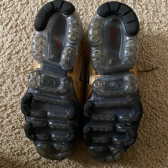 Air vapormax 97 metallic gold size 8(M). - Picture 6 of 7